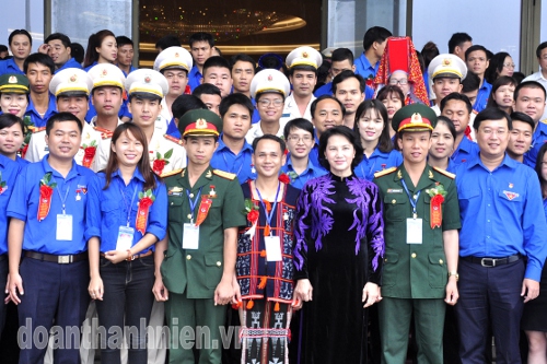 Chủ tịch Quốc hội Nguyễn Thị Kim Ngân chụp ảnh với các đại biểu dự Đại hội thanh niên tiên tiến làm theo lời Bác lần thứ IV năm 2016 tại buổi gặp mặt, sáng ngày 28/8